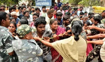 వెలుగుమట్ల బాధితుల ఆకలి కేకలు: భోజనం వాహనాన్ని అడ్డుకున్న పోలీసులు