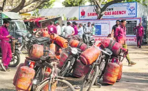 విజయవాడలో గ్యాస్ కోసం ప్రజల పడిగాపులు