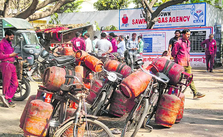 విజయవాడలో గ్యాస్ కోసం ప్రజల పడిగాపులు