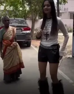 బెంగళూరులో యువతికి నైతిక పాఠాలు.. పొట్టి దుస్తులపై వృద్ధురాలు ఫైర్!
