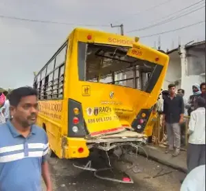 స్కూల్ బస్సును ఢీకొట్టిన లారీ