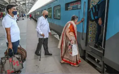 Railway Update: రైల్వే ప్రయాణికులకు తీపి కబురు.. కౌంటర్లతో పనిలేకుండానే టికెట్లు!
