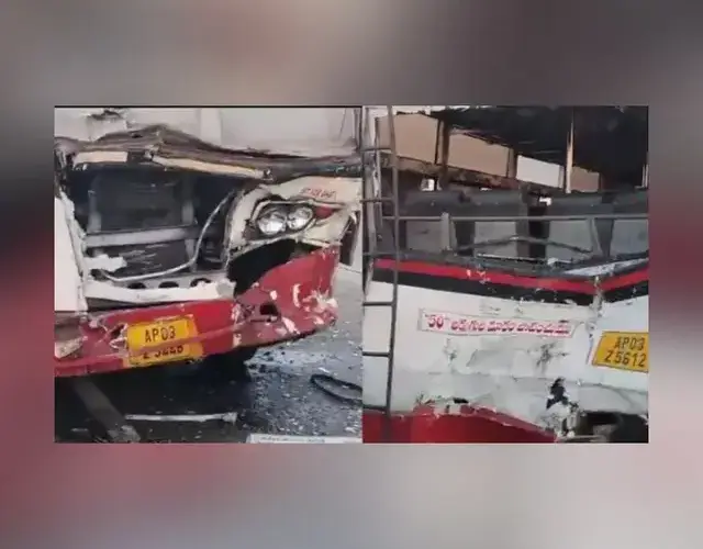 గరుడ వారధిపై బస్సుల ఢీ..12 మందికి గాయాలు