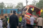 బస్సును ఢీకొన్న రైలు.. 12 మంది దుర్మరణం!