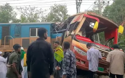 Bangladesh Train Accident: బస్సును ఢీకొన్న రైలు.. 12 మంది దుర్మరణం!
