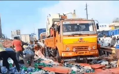 కూల్‌డ్రింక్స్‌ లారీ బోల్తా.. ఎగబడిన జనం (వీడియో)