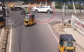 గచ్చిబౌలిలో బెంజ్ కారు బీభత్సం