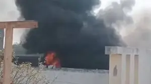 కూలర్ల గోదాంలో పేలిన సిలిండర్లు.. ఎగిసిపడిన మంటలు