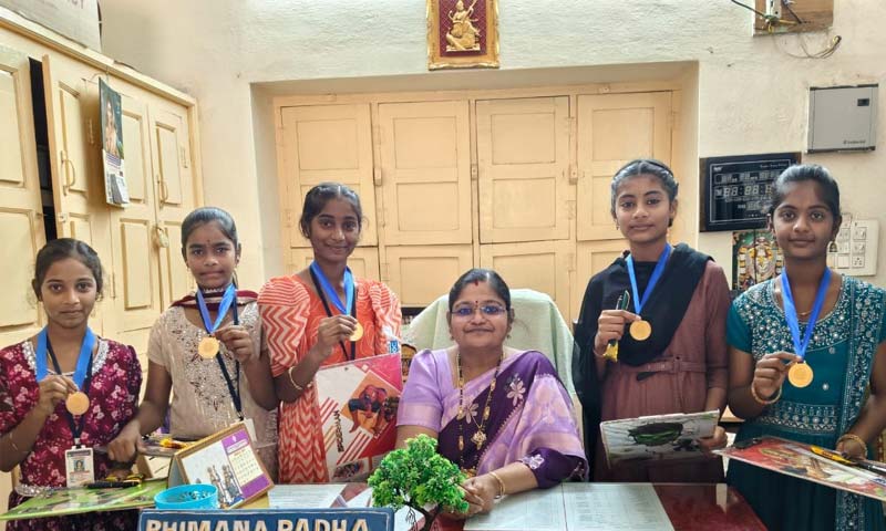 School Students : స్కూల్ పిల్లల నిజాయితీకి నారా లోకేష్ ఫిదా !!