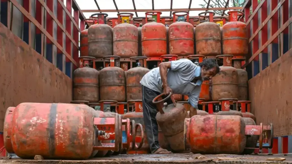 LPG Shortage: Don't make bookings out of panic: Indian Oil appeals to consumers