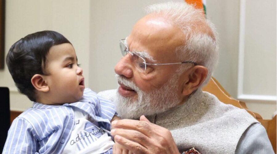 PM Modi viral photo child