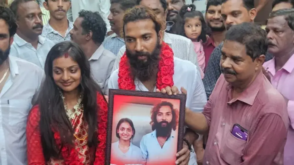 Kumbh Mela: నా వయసు 18 సంవత్సరాలు..పెళ్లి చేసుకున్న మోనాలిసా వీడియో వైరల్