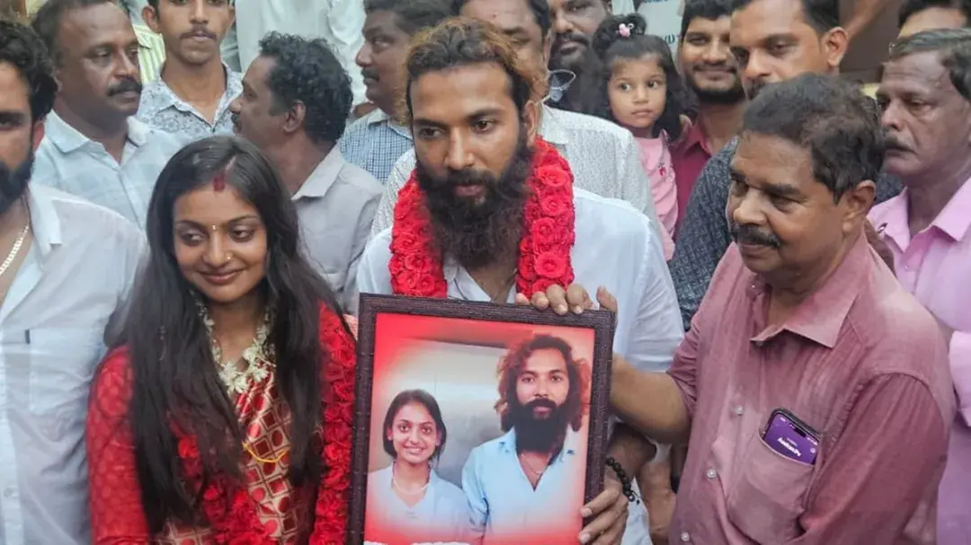 నా వయసు 18 సంవత్సరాలు..పెళ్లి చేసుకున్న మోనాలిసా వీడియో వైరల్