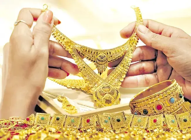 Jewelry Shop Theft: రూ.1.50 కోట్లు విలువ చేసే నగలు కొట్టేశాడు
