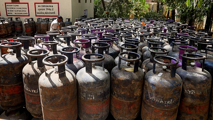 LPG supply issue : హైదరాబాద్‌లో హోటల్స్ బంద్? LPGపై కేంద్రం క్లారిటీ