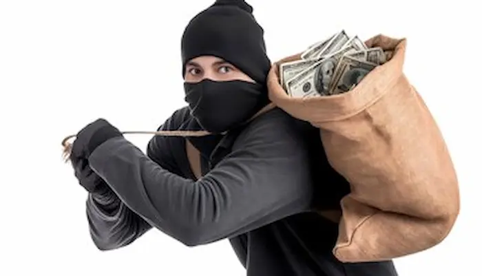 Nizamabad robbery: క్షణాల్లో కారు అద్దాలు పగలగొట్టి రూ. 3 లక్షలు దోపిడీ