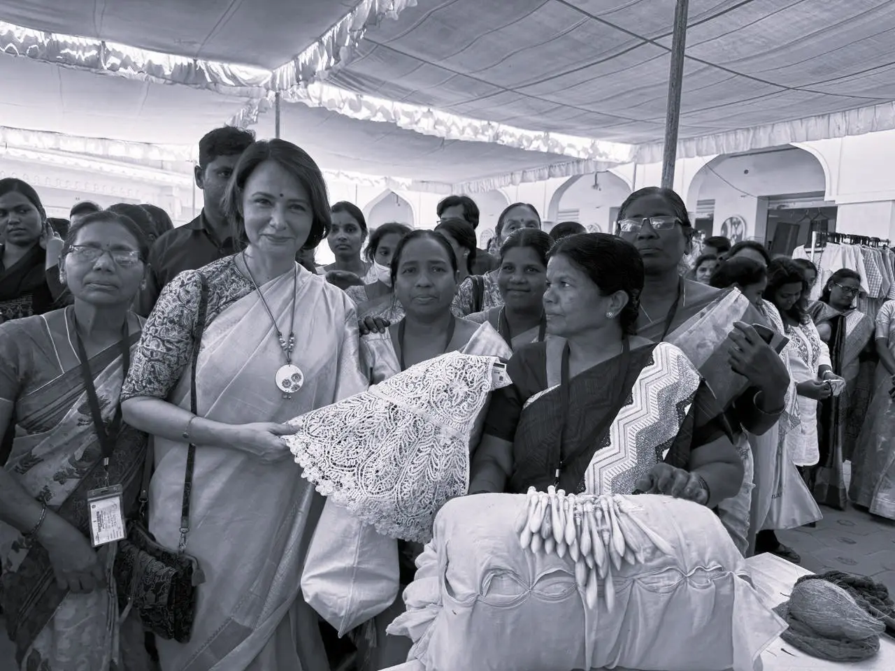 ఇందిరా మహిళాశక్తి బజార్లో హస్తకళల ప్రదర్శన ప్రారంభం